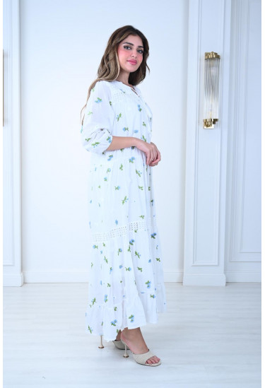 فستان أبيض مطرّز بزهور ناعمه