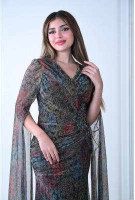 فستان سهرة فاخر بطابع ملكي وألوان متعددة