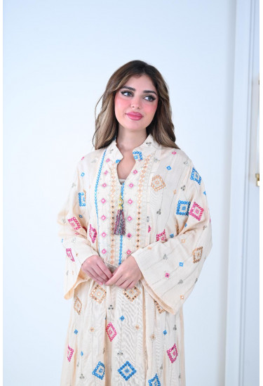 جلابية مطرزة بنقوش هندسية ملونة 