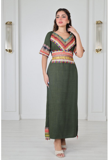 جلابية تراثية أنيقة بتطريز ملون 