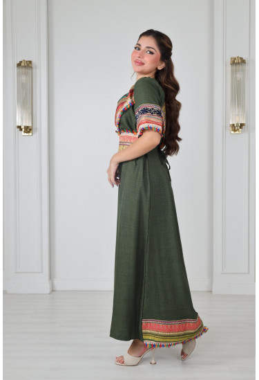 جلابية تراثية أنيقة بتطريز ملون 