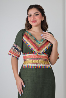 جلابية تراثية أنيقة بتطريز ملون 