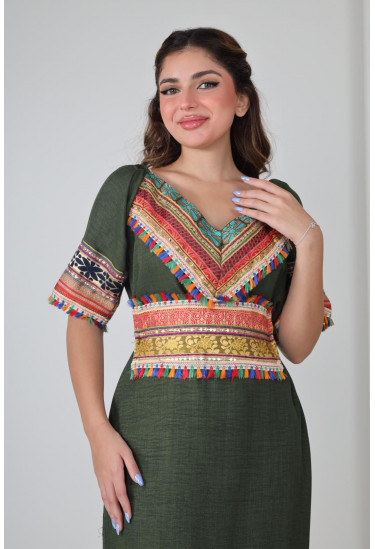 جلابية تراثية أنيقة بتطريز ملون 