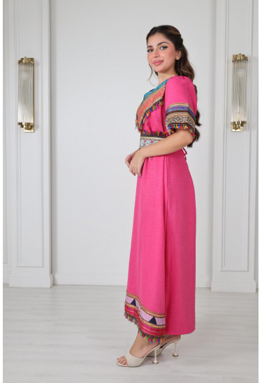 جلابية تراثية أنيقة بتطريز ملون 