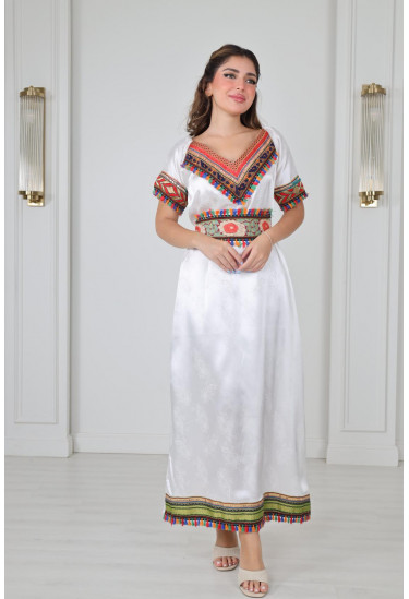 جلابية تراثية أنيقة بتطريز ملون 