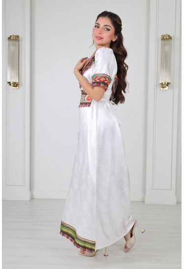 جلابية تراثية أنيقة بتطريز ملون 