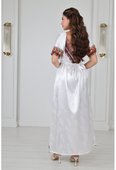 جلابية تراثية أنيقة بتطريز ملون 