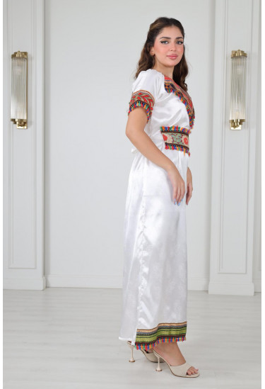 جلابية تراثية أنيقة بتطريز ملون 