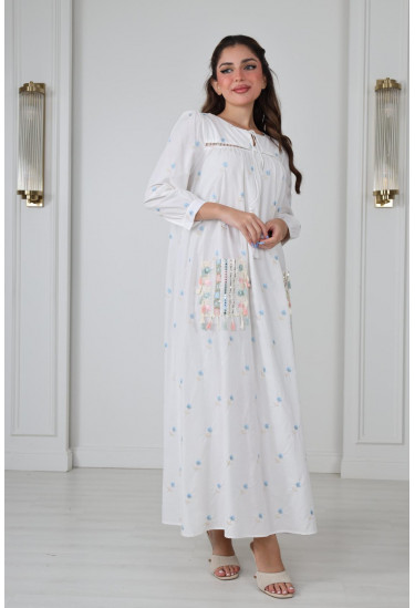 جلابية أنيقة  مطرزة بنعومة ولمسات عصرية