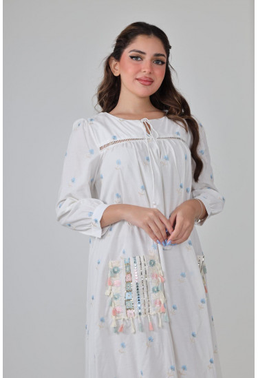 جلابية أنيقة  مطرزة بنعومة ولمسات عصرية