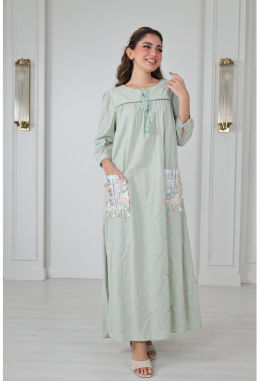 جلابية أنيقة  مطرزة بنعومة ولمسات عصرية