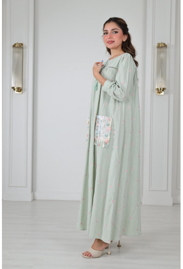 جلابية أنيقة  مطرزة بنعومة ولمسات عصرية