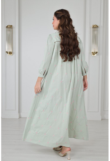 جلابية أنيقة  مطرزة بنعومة ولمسات عصرية