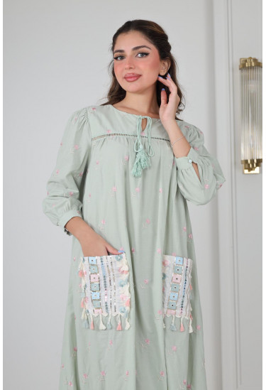 جلابية أنيقة  مطرزة بنعومة ولمسات عصرية