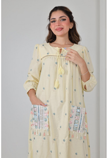 جلابية أنيقة  مطرزة بنعومة ولمسات عصرية