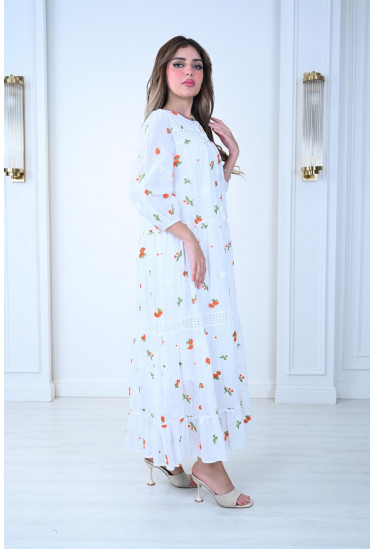 فستان أبيض مطرّز بزهور ناعمه