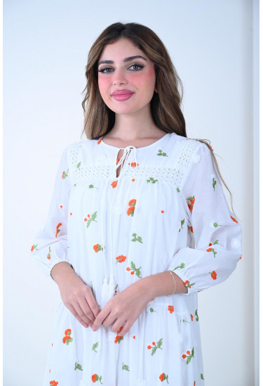 فستان أبيض مطرّز بزهور ناعمه