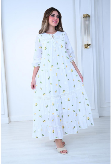 فستان أبيض مطرّز بزهور ناعمه