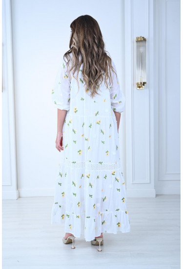 فستان أبيض مطرّز بزهور ناعمه