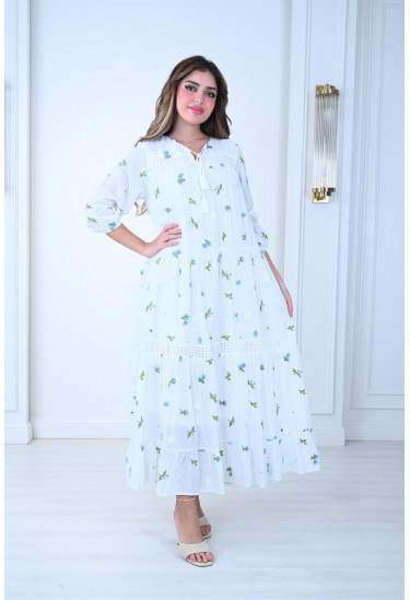 فستان أبيض مطرّز بزهور ناعمه