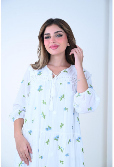 فستان أبيض مطرّز بزهور ناعمه