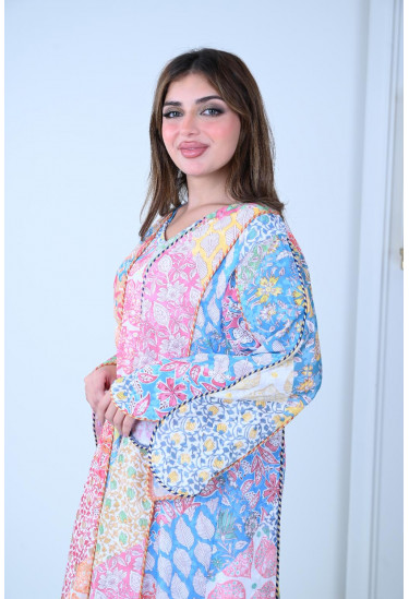 جلابية بوهيمية مطبّعة بطابع شرقي أنيق جلابية بوهيمية مطبّعة بطابع شرقي أنيق