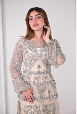  فستان سهرة أنيق مع تفاصيل مطرزة