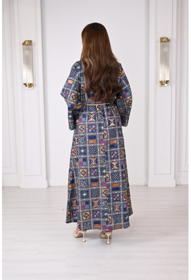 جلابية قطنية مطرزة بنقوش تراثية وألوان زاهية