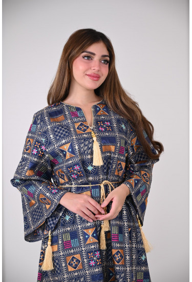 جلابية قطنية مطرزة بنقوش تراثية وألوان زاهية