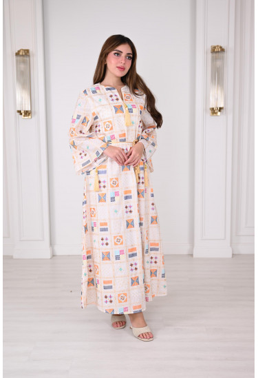 جلابية قطنية مطرزة بنقوش تراثية وألوان زاهية