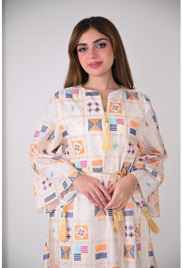 جلابية قطنية مطرزة بنقوش تراثية وألوان زاهية