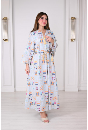 جلابية قطنية مطرزة بنقوش تراثية وألوان زاهية