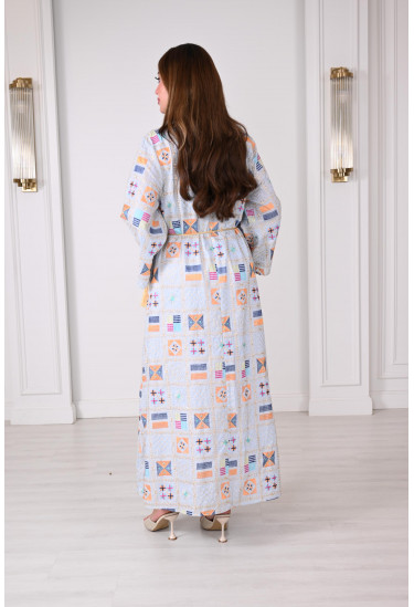 جلابية قطنية مطرزة بنقوش تراثية وألوان زاهية