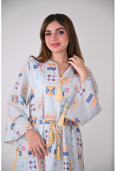 جلابية قطنية مطرزة بنقوش تراثية وألوان زاهية