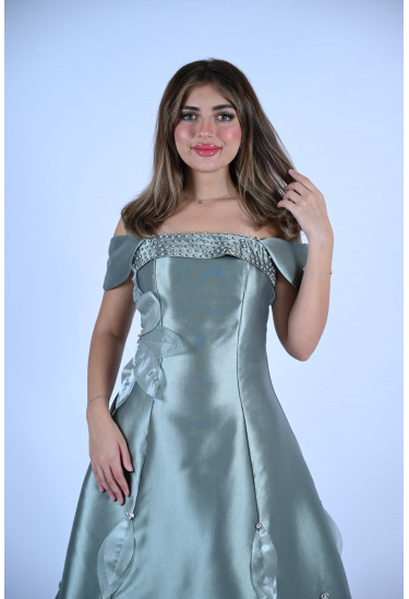 فستان سهرة ساتان بكتف مكشوف وتطريز أنيق
