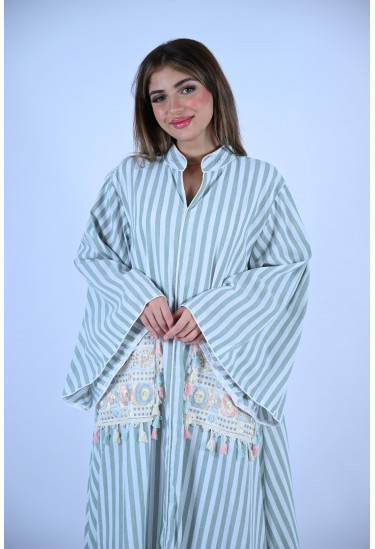 جلابية مخططة أنيقة بلمسة تراثية