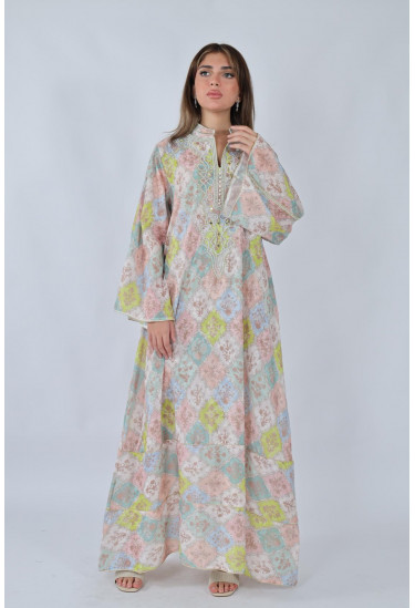 جلابية بنمط مغربي مع نقوش هندسية وتطريز فاخر