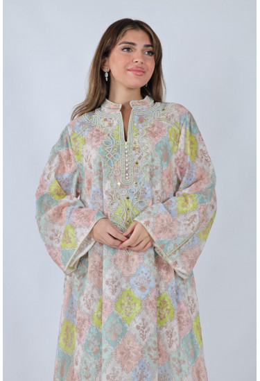 جلابية بنمط مغربي مع نقوش هندسية وتطريز فاخر