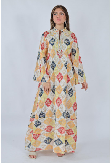 جلابية بنمط مغربي مع نقوش هندسية وتطريز فاخر