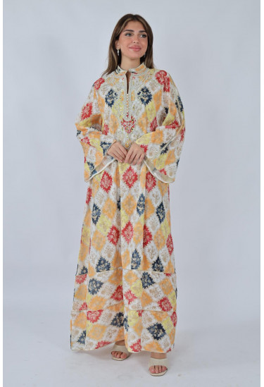 جلابية بنمط مغربي مع نقوش هندسية وتطريز فاخر