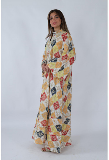 جلابية بنمط مغربي مع نقوش هندسية وتطريز فاخر