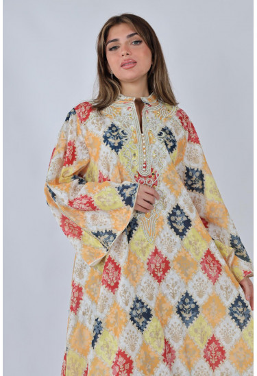 جلابية بنمط مغربي مع نقوش هندسية وتطريز فاخر