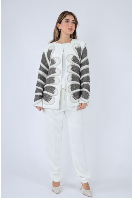 طقم نسائي فاخر مطرز بنقشة فضية أنيقة