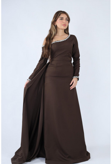 فستان مناسبات طويل بوشاح جانبي