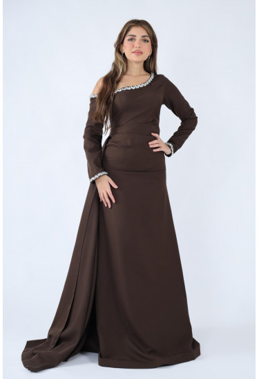 فستان مناسبات طويل بوشاح جانبي