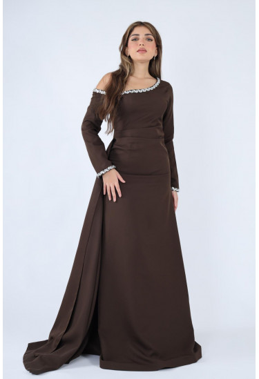 فستان مناسبات طويل بوشاح جانبي