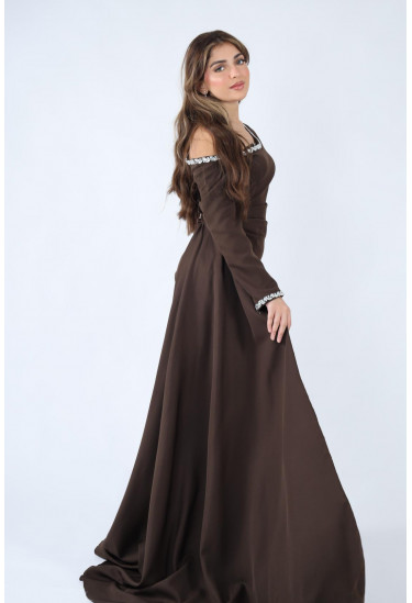 فستان مناسبات طويل بوشاح جانبي