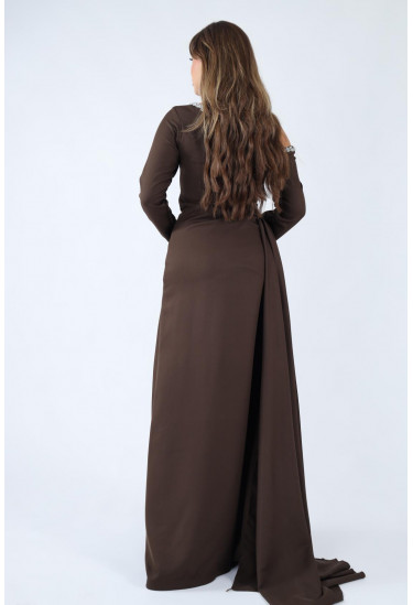 فستان مناسبات طويل بوشاح جانبي