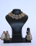 طقم مجوهرات هندي فاخر بتصميم تراثي