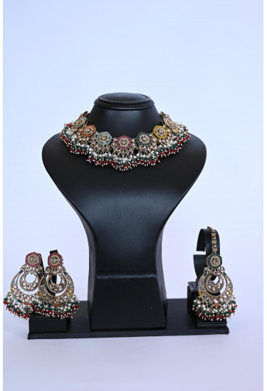 طقم مجوهرات هندي فاخر بتصميم تراثي